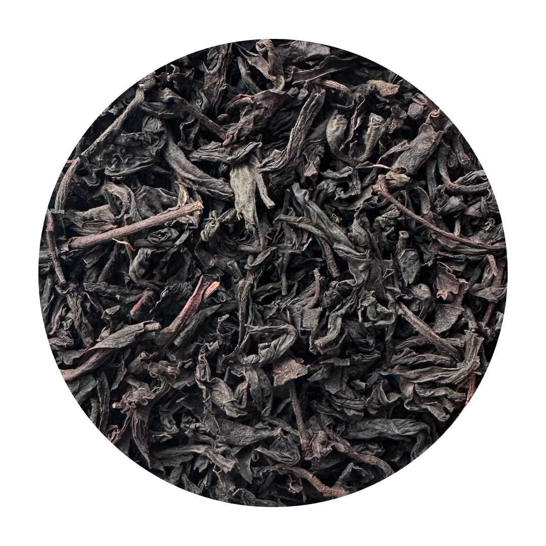 This first flush black tea, with a strong body, captivates with a fine elegance and a delicate, honey sweet and golden-yellow brew. 