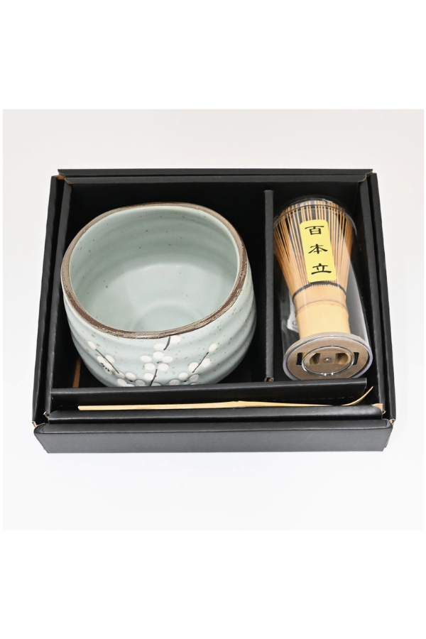 Porcelain Matcha Gift Set with Whisk and Scoop – Light Blue Sakura, 21 oz
